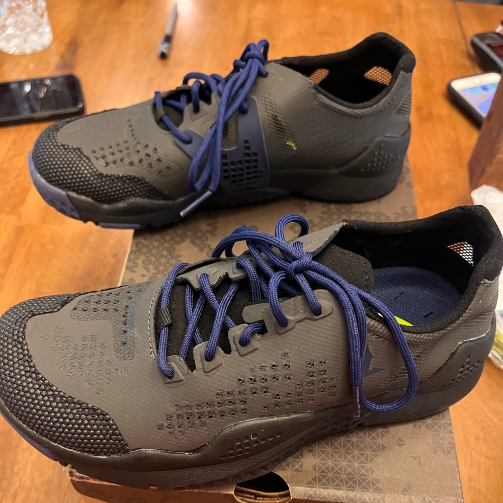 Running shoes - Picture 3 of 4